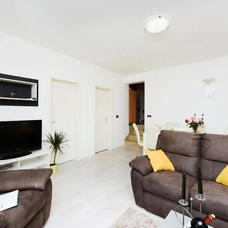 Semesterbostad Mateo *